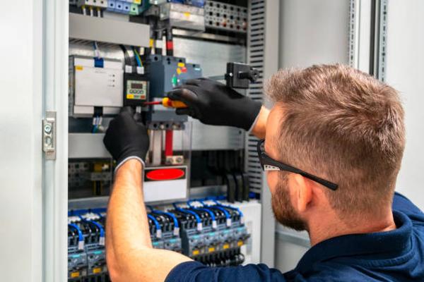 What to Expect from a Professional Electrician